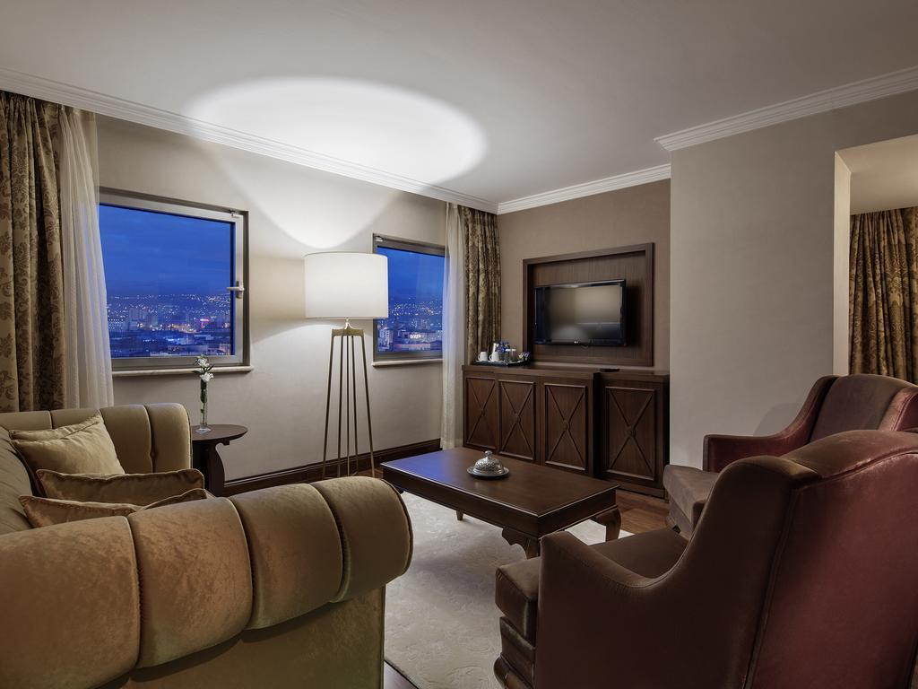 Wyndham Grand Kayseri Exterior foto A living room at the hotel