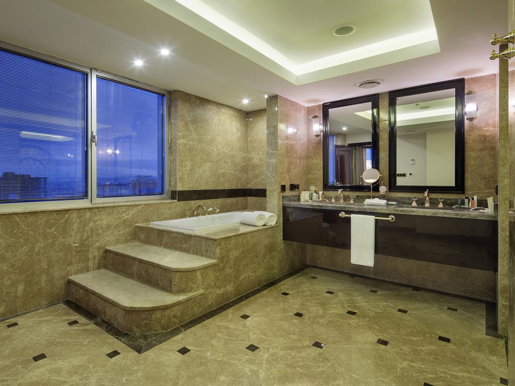 Wyndham Grand Kayseri Exterior foto A bathroom in a hotel