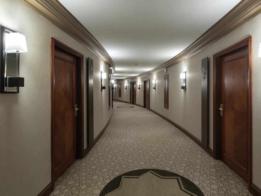 Wyndham Grand Kayseri Exterior foto A typical hotel corridor