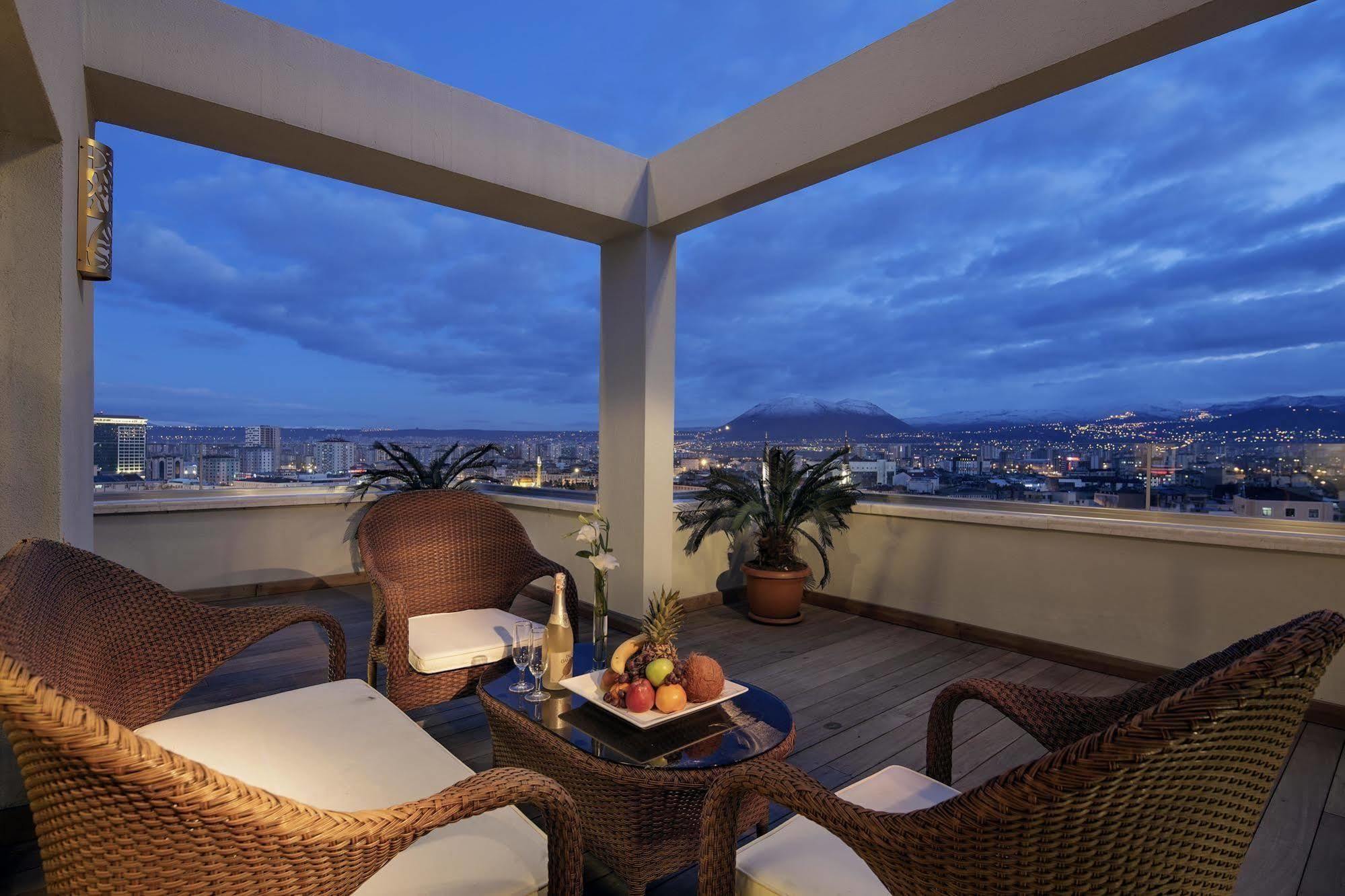 Wyndham Grand Kayseri Exterior foto The view from the hotel