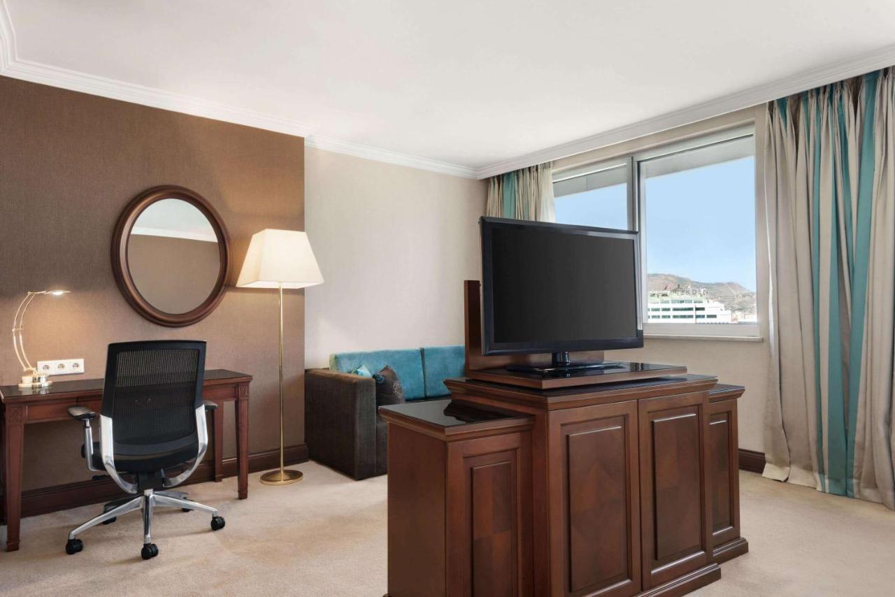 Wyndham Grand Kayseri Exterior foto A room at the Hilton Athens