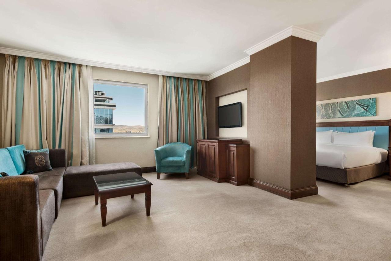 Wyndham Grand Kayseri Exterior foto A suite at the Hilton London West End