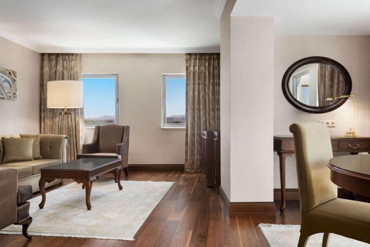Wyndham Grand Kayseri Exterior foto A suite at the Hilton London Heathrow